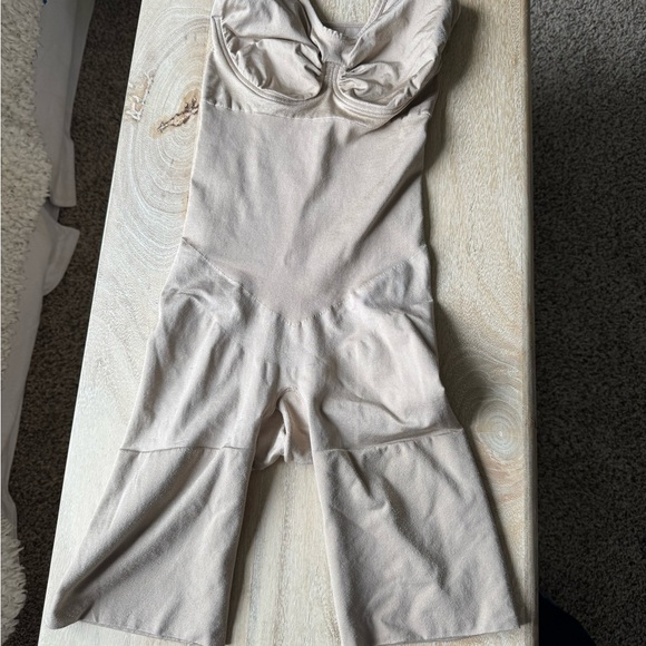 SPANX tan body contouring bodysuit size large - Picture 2 of 3